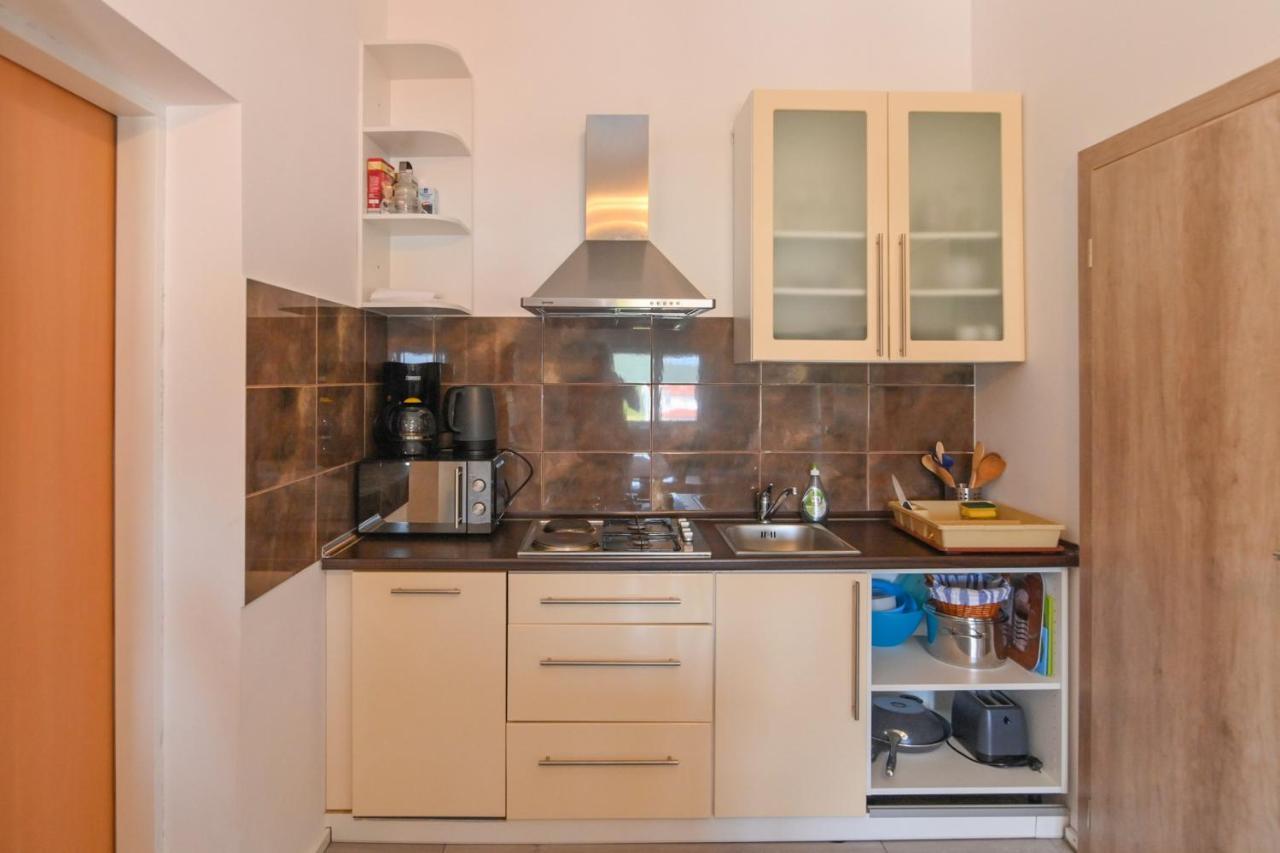 Apartments Basic Sveti Anton 88 Малинска Экстерьер фото